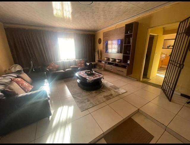 4 BEDROOM HOUSE FOR SALE IN CROWN GARDENS